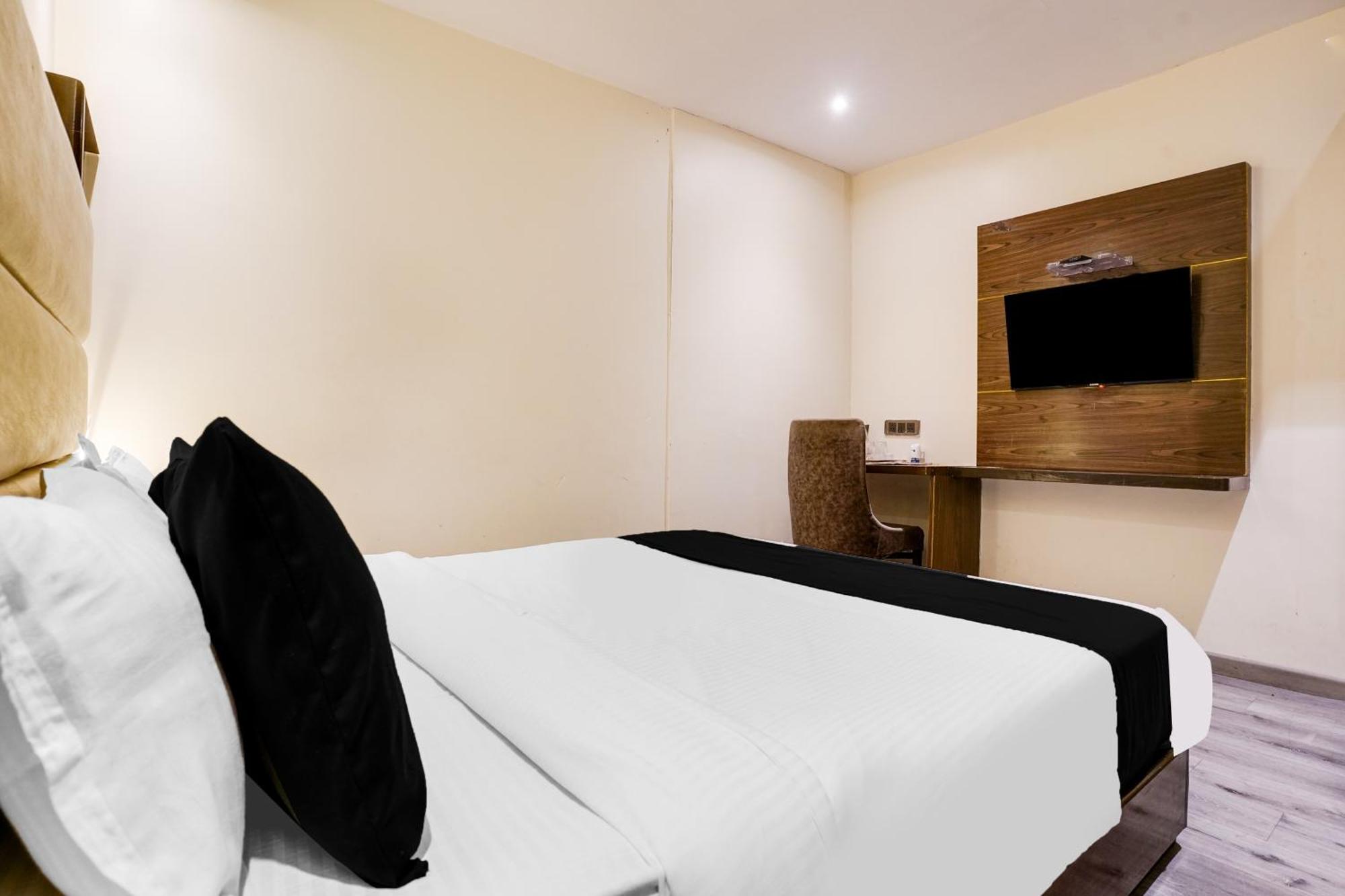 Hotel Super Collection O Andheri Near Western Express Highway Bombaj