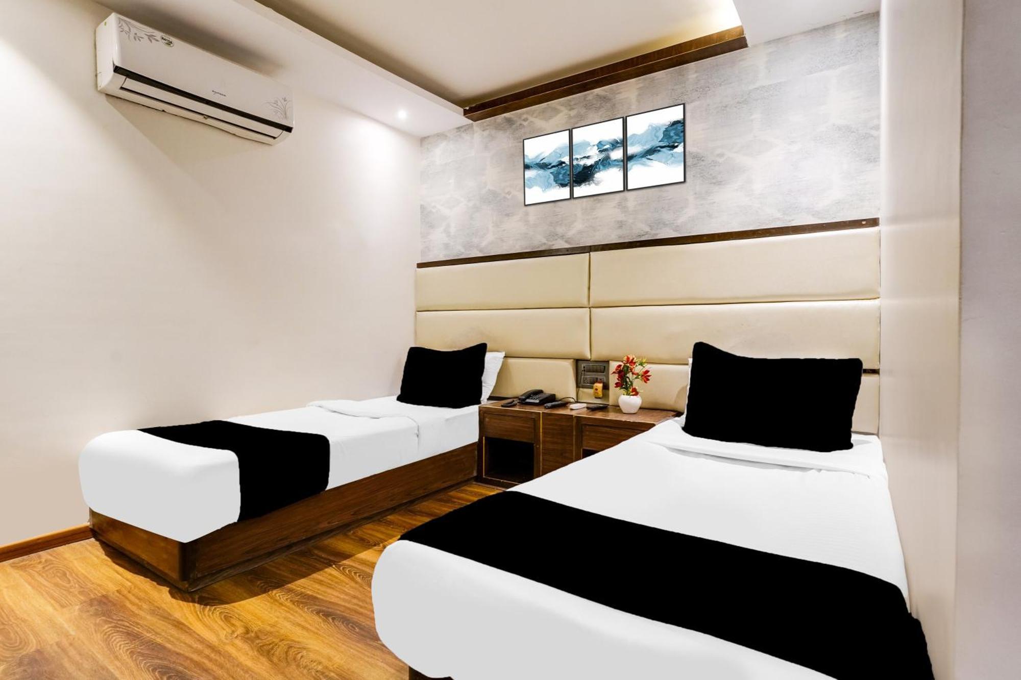Super Collection O Andheri Near Western Express Highway Bombaj