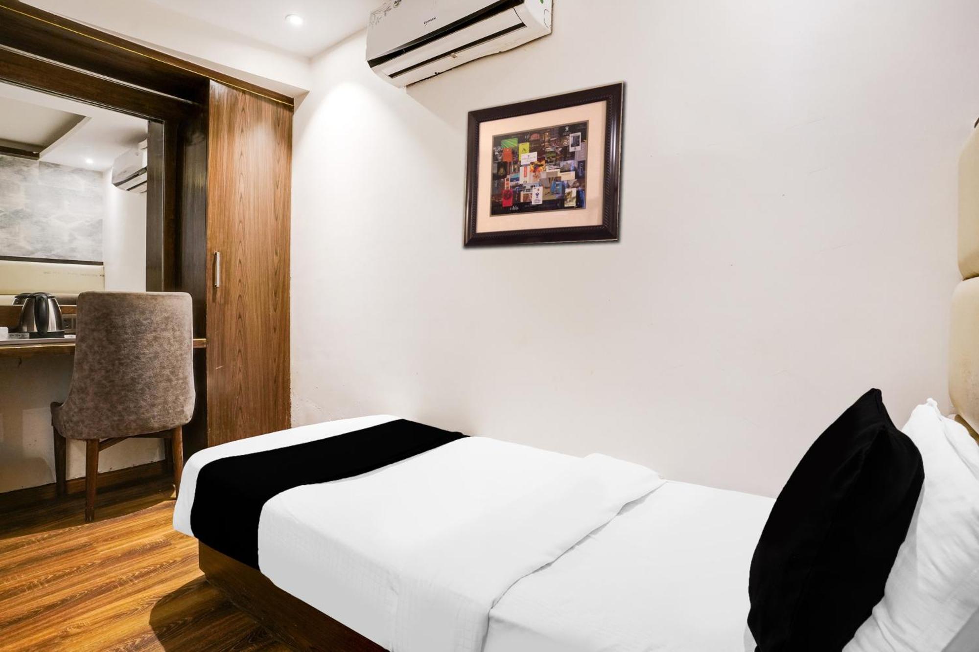 Hotel Super Collection O Andheri Near Western Express Highway Bombaj
