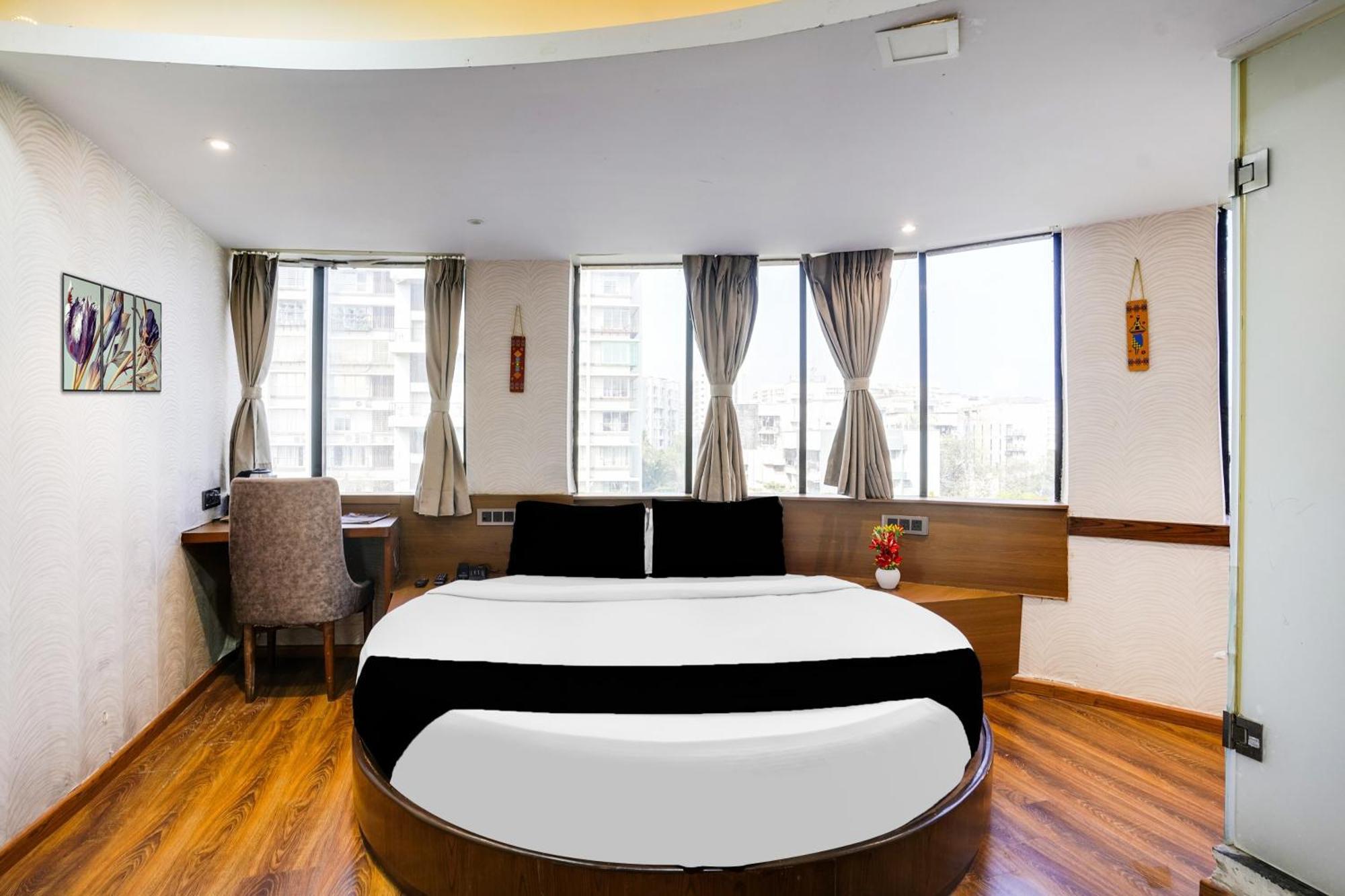 Hotel Super Collection O Andheri Near Western Express Highway Bombaj